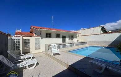 Imagem: A casa possui 3 Dormitórios, 3 Banheiros, 5 Vagas na garagem