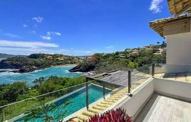 Imagem: A casa possui 4 Dormitórios, 5 Banheiros, 2 Vagas na garagem