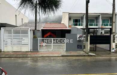 Imagem: A casa possui 2 Dormitórios, 1 Banheiro, 2 Vagas na garagem