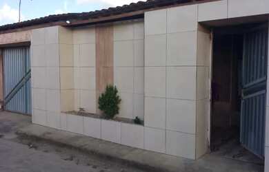 Imagem: A casa possui 3 Dormitórios, 2 Banheiros, 1 Vaga na garagem