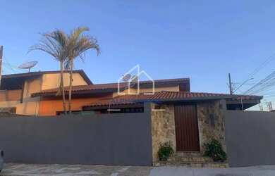 Imagem: A casa possui 5 Dormitórios, 4 Banheiros, 268m² de Área e