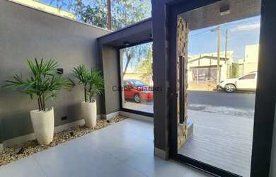 Imagem: A casa possui 3 Dormitórios, 5 Banheiros, 2 Vagas na garagem