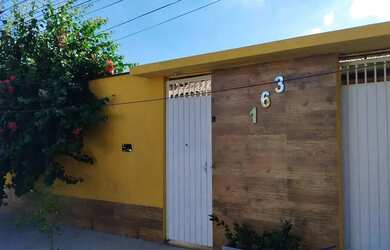 Imagem: A casa possui 3 Dormitórios, 3 Banheiros, 1 Vaga na garagem