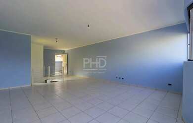 Imagem: A casa possui 3 Dormitórios, 3 Banheiros, 4 Vagas na garagem