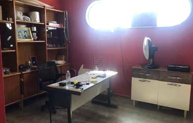 Imagem: A casa possui 2 Dormitórios, 2 Banheiros, 2 Vagas na garagem