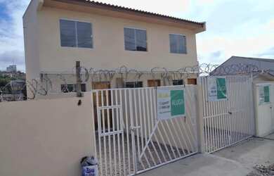 Imagem: A casa possui 1 Dormitório, 1 Banheiro, 1 Vaga na garagem e