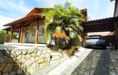 Imagem: A casa possui 3 Dormitórios, 4 Banheiros, 3 Vagas na garagem