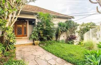 Imagem: A casa possui 3 Dormitórios, 3 Banheiros, 2 Vagas na garagem