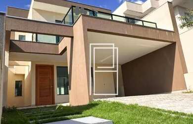 Imagem: A casa possui 3 Dormitórios, 2 Banheiros, 4 Vagas na garagem