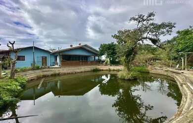 Imagem: A casa possui 4 Dormitórios, 2 Banheiros, 190m² de Área e