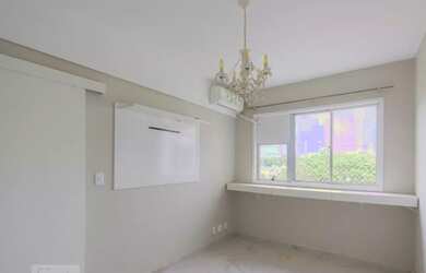 Imagem 13: Lindo 2 qts , varanda e repleto de armários, td espaçoso . Vista indevassada...