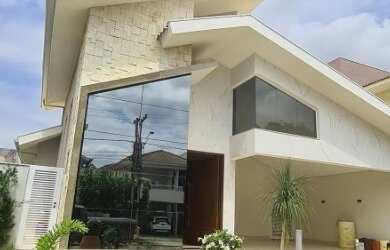 Imagem: A casa em condomínio possui 4 Dormitórios, 4 Banheiros, 2