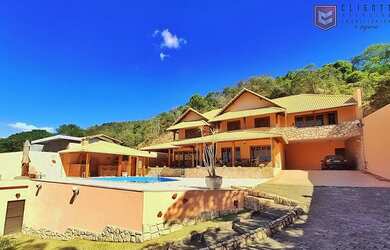 Imagem: A casa possui 4 Dormitórios, 5 Banheiros, 4 Vagas na garagem