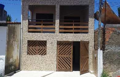 Imagem: A casa possui 3 Dormitórios, 2 Banheiros, 1 Vaga na garagem