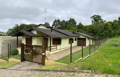 Imagem: A casa possui 3 Dormitórios, 2 Banheiros, 2 Vagas na garagem