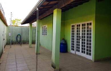 Imagem: A casa possui 3 Dormitórios, 2 Banheiros, 2 Vagas na garagem