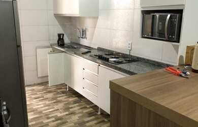 Imagem: A casa possui 3 Dormitórios, 1 Banheiro, 2 Vagas na garagem