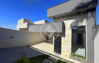 Imagem: A casa possui 3 Dormitórios, 2 Banheiros, 4 Vagas na garagem