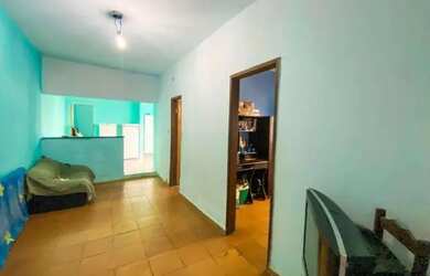 Imagem: A casa possui 3 Dormitórios, 1 Banheiro, 1 Vaga na garagem