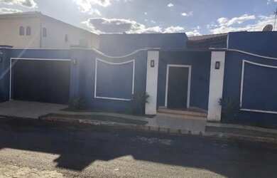 Imagem: A casa possui 4 Dormitórios, 5 Banheiros, 5 Vagas na garagem