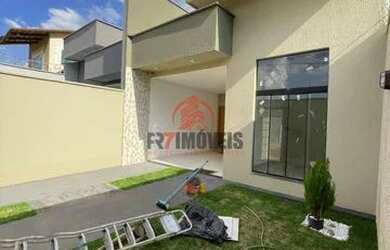 Imagem: A casa possui 3 Dormitórios, 1 Banheiro, 2 Vagas na garagem