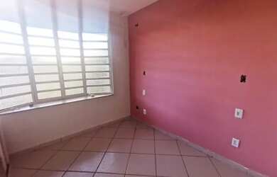 Imagem: A casa possui 3 Dormitórios, 2 Banheiros, 5 Vagas na garagem