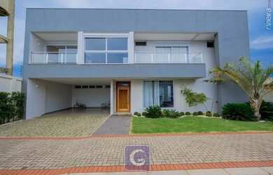 Imagem: A casa possui 4 Dormitórios, 5 Banheiros, 4 Vagas na garagem