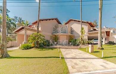 Imagem: A casa possui 4 Dormitórios, 5 Banheiros, 5 Vagas na garagem