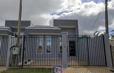 Imagem: A casa possui 3 Dormitórios, 2 Banheiros, 2 Vagas na garagem