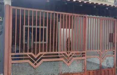 Imagem: A casa possui 3 Dormitórios, 2 Banheiros, 2 Vagas na garagem