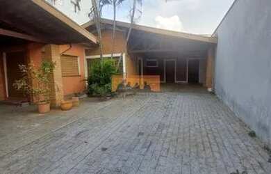 Imagem: A casa possui 1 Dormitório, 2 Banheiros, 2 Vagas na garagem