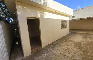 Imagem: A casa possui 2 Dormitórios, 1 Banheiro, 3 Vagas na garagem