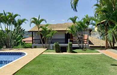 Imagem: A casa em condomínio possui 4 Dormitórios, 5 Banheiros e 470m²