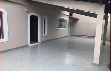 Imagem: A casa possui 4 Dormitórios, 3 Banheiros, 5 Vagas na garagem