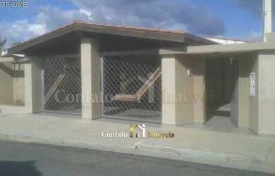 Imagem: A casa possui 3 Dormitórios, 2 Banheiros, 3 Vagas na garagem