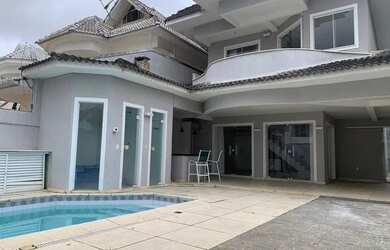 Imagem: A casa em condomínio possui 4 Dormitórios, 5 Banheiros, 2