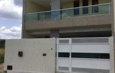 Imagem: A casa possui 3 Dormitórios, 3 Banheiros, 2 Vagas na garagem