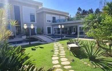 Imagem: A casa possui 5 Dormitórios, 5 Banheiros, 4 Vagas na garagem