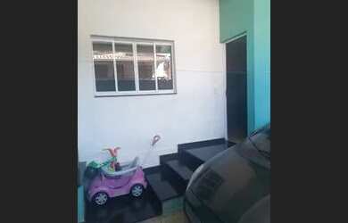 Imagem: A casa possui 2 Dormitórios, 2 Banheiros, 2 Vagas na garagem