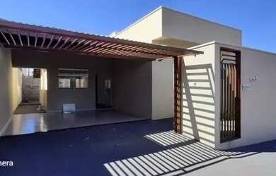 Imagem: A casa possui 3 Dormitórios, 2 Banheiros, 2 Vagas na garagem