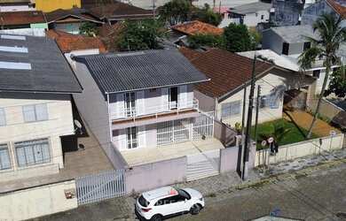 Imagem: A casa possui 4 Dormitórios, 1 Banheiro, 3 Vagas na garagem