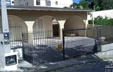 Imagem: A casa possui 4 Dormitórios, 2 Banheiros, 200m² de Área e