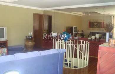 Imagem: O apartamento possui 4 Dormitórios, 2 Banheiros, 3 Vagas na