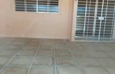 Imagem: A casa possui 3 Dormitórios, 2 Banheiros, 2 Vagas na garagem