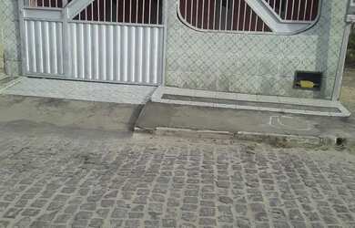 Imagem: A casa possui 3 Dormitórios, 2 Banheiros, 1 Vaga na garagem