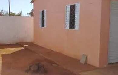 Imagem: A casa possui 2 Dormitórios, 1 Banheiro, 2 Vagas na garagem