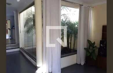 Imagem: A casa possui 3 Dormitórios, 4 Banheiros, 5 Vagas na garagem