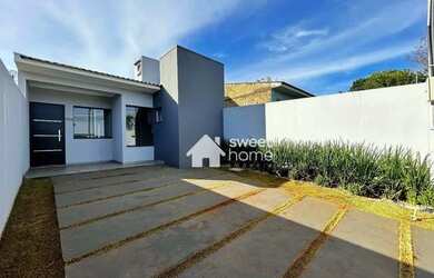 Imagem: A casa possui 3 Dormitórios, 1 Banheiro, 2 Vagas na garagem