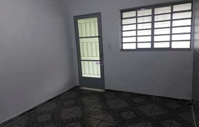 Imagem: A casa possui 2 Dormitórios, 1 Banheiro, 1 Vaga na garagem