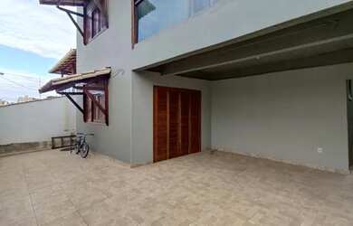 Imagem: A casa possui 4 Dormitórios, 3 Banheiros, 2 Vagas na garagem